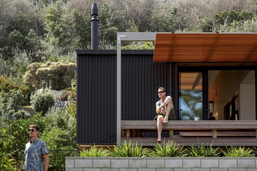Offset-shed-house-is-a-beach-house-with-a-large-opening-to-the-sea-5