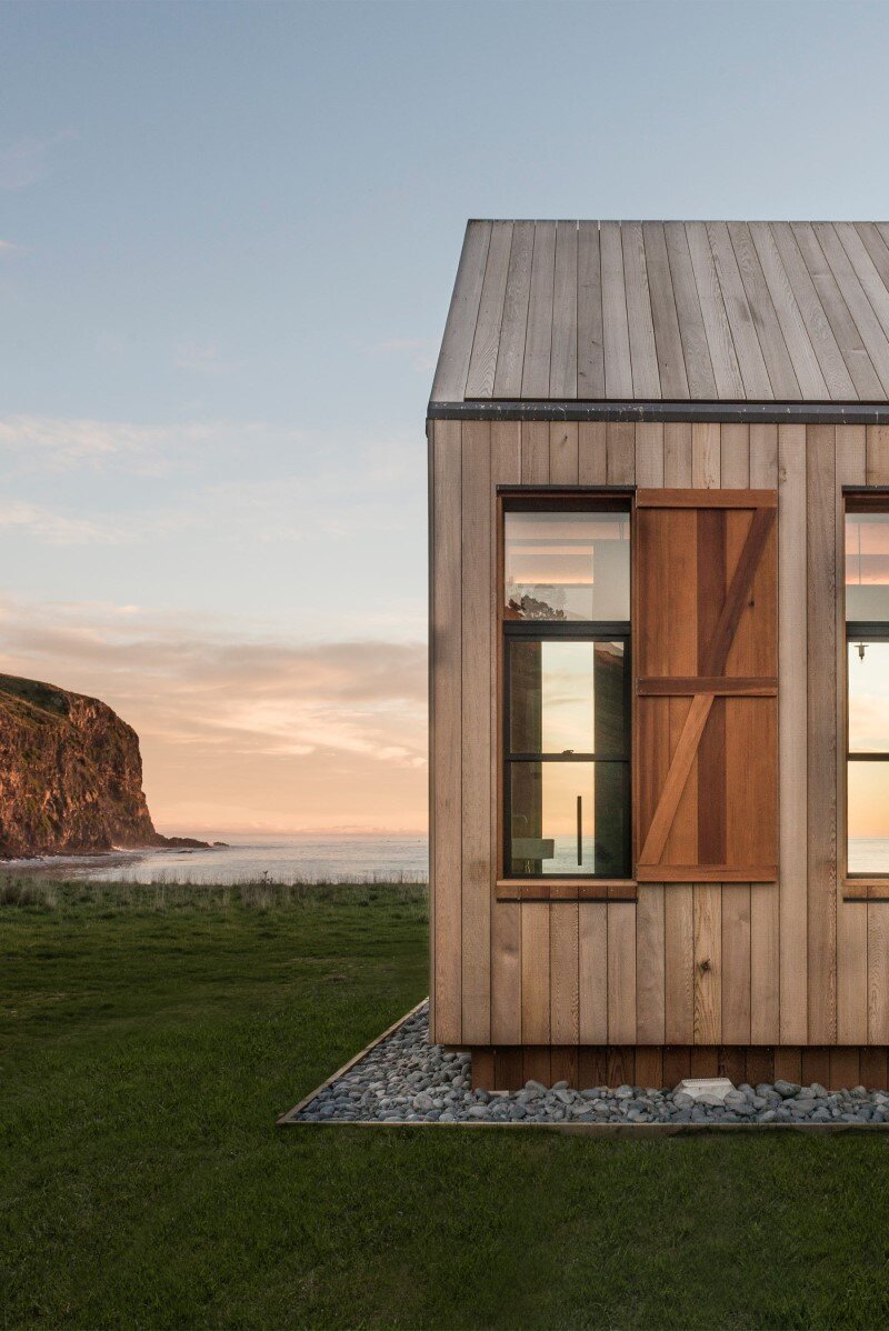 Farmhouse designed as the centerpiece of a surf beach (14)