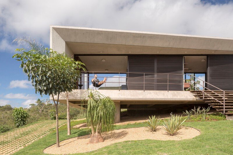 Reinforced-concrete-house-with-wide-open-spaces-1