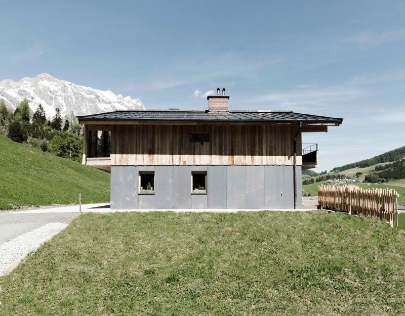 Alpine cottage - a combination of modern and traditional alpine elements (1)