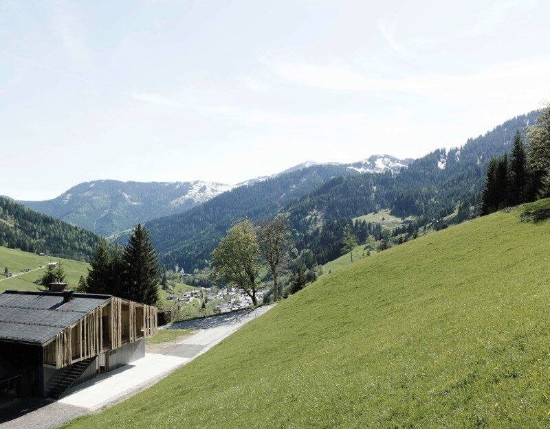 Alpine chalet - a combination of modern and traditional alpine elements (4)