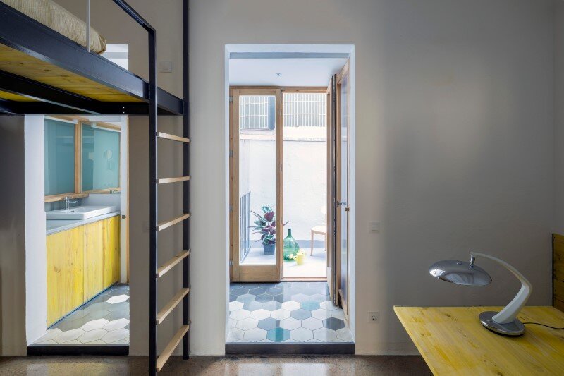 Loft bed is a good option for rooms with high ceilings G-ROC apartment in Barcelona (7)