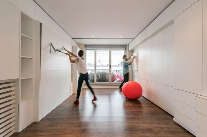 Stella House - optimal use of space by using a motorized movable wall (5)