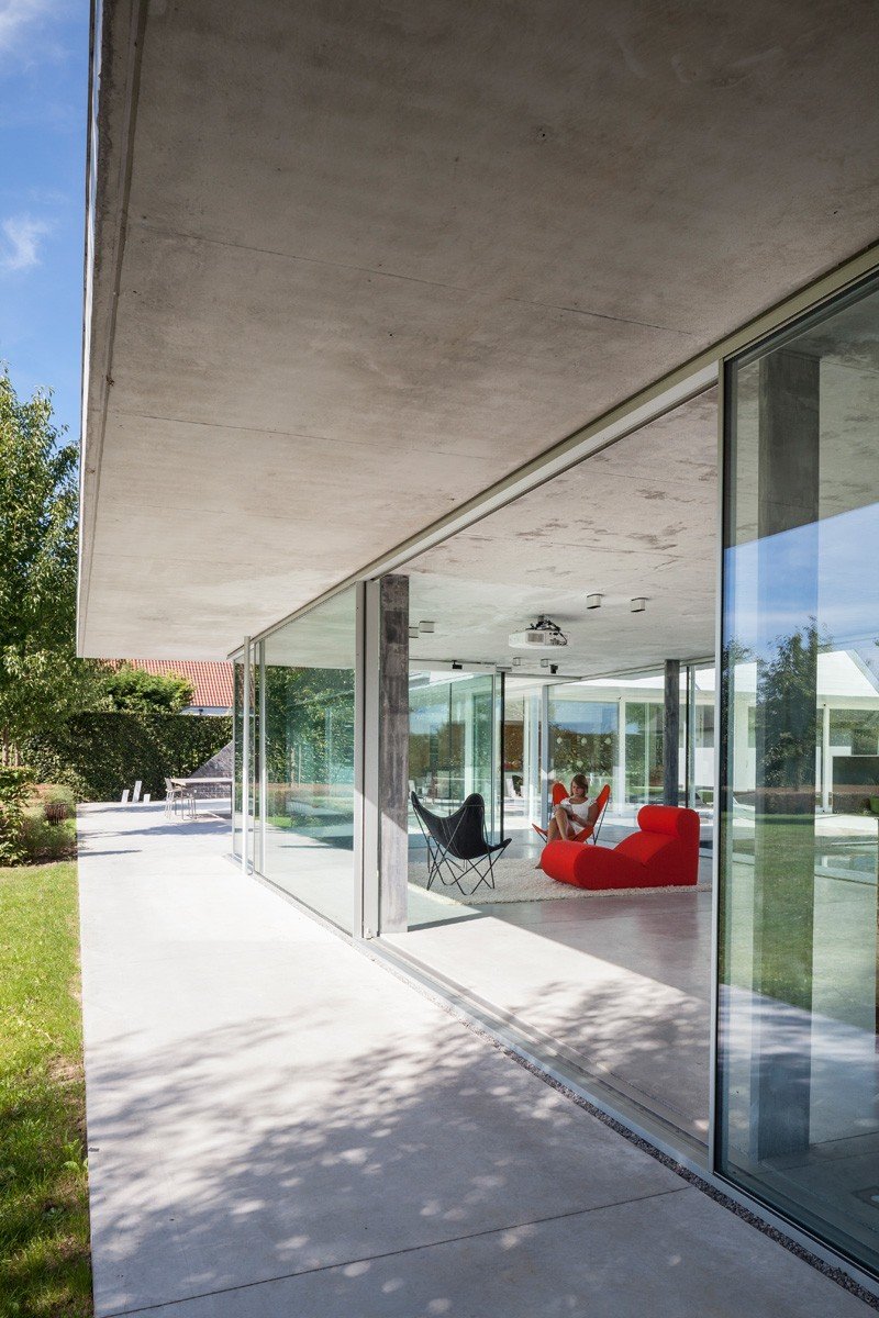 Glass And Concrete Pool House In Belgium (9)