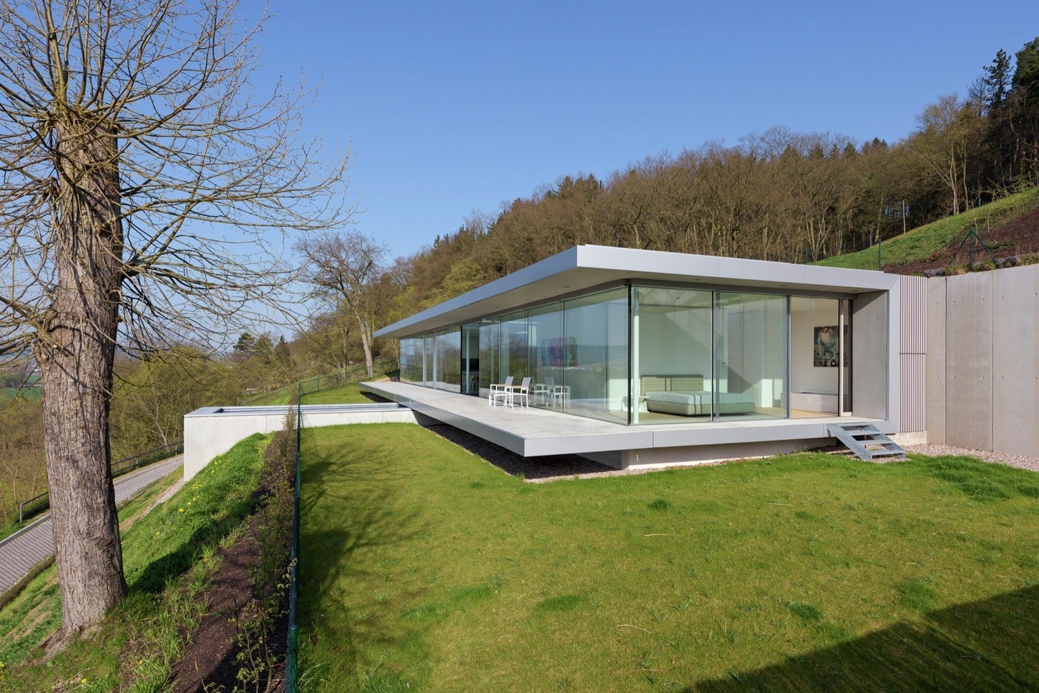 innovative-sustainable-villa-built-from-glass-steel-and-concrete