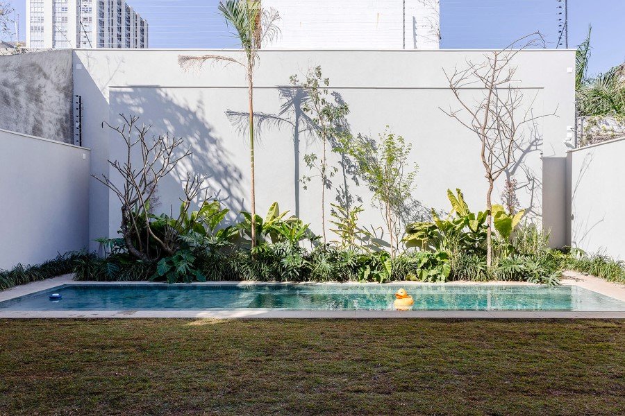 Lara House is a generous and light-filled home in Sao Paulo - by Felipe Hess (14)
