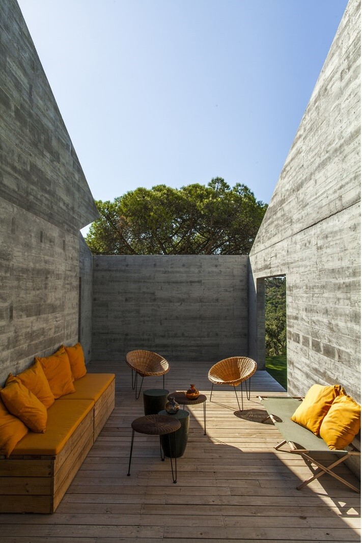 Traditional Portuguese Architecture Combined with a Contemporary Style Melides House (13)