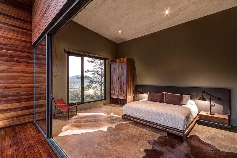 Weekend Retreat On The Edge Of A Mountain