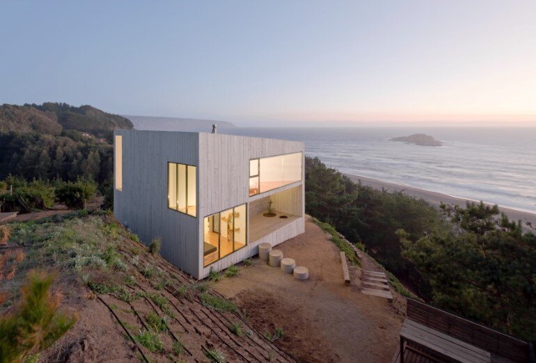 D House - Two Storey House Situated at the Top of a Cliff (3)