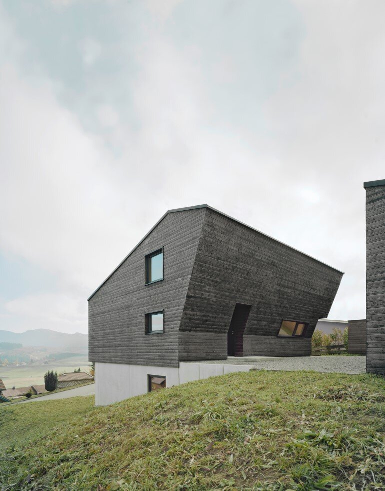 Haus P - Deep Black Holiday House for a Family of Eight (4)