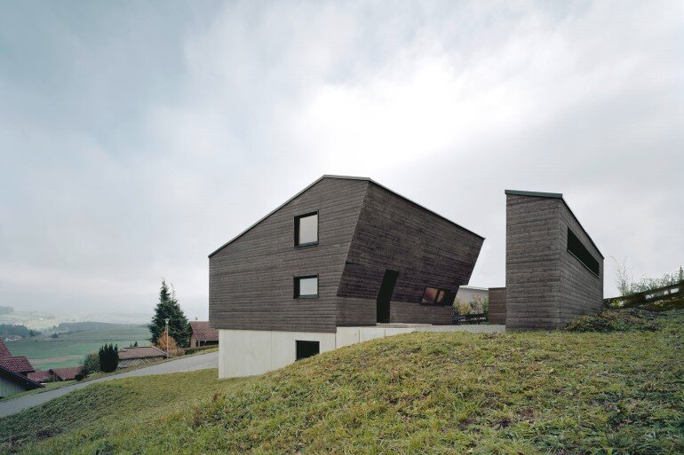 Haus P - Deep Black Holiday House for a Family of Eight
