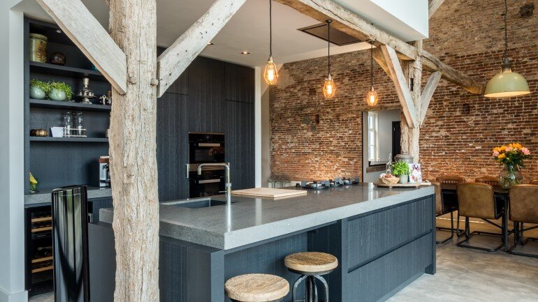 Old Dutch Farm Renovated with Preservation of Ancient Wooden Trusses (16)