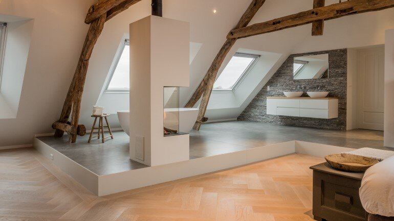 Old Dutch Farm Renovated with Preservation of Ancient Wooden Trusses (18)