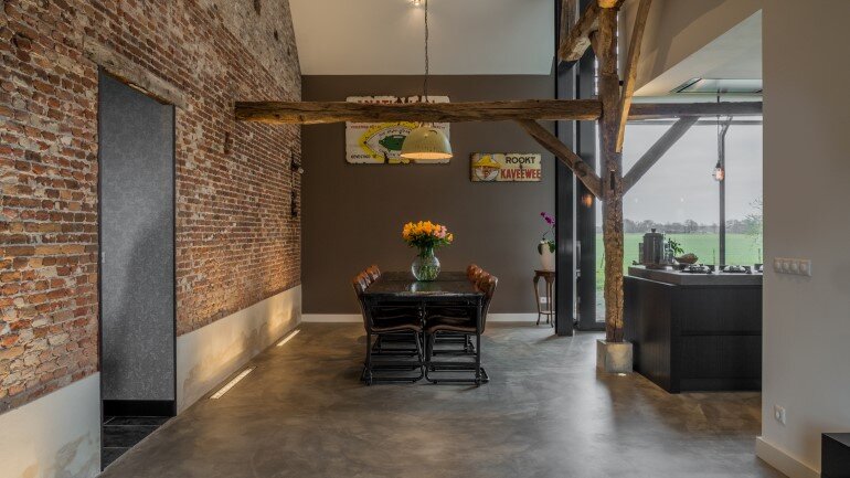 Old Dutch Farm Renovated with Preservation of Ancient Wooden Trusses (3)