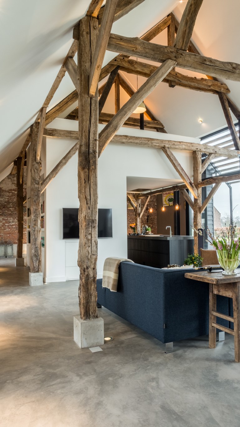 Old Dutch Farm Renovated with Preservation of Ancient Wooden Trusses (5)
