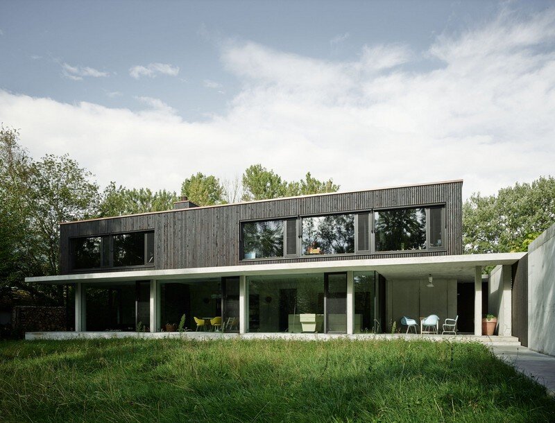 The Architecture of This Family House Combines Raw Concrete with Dark Wood