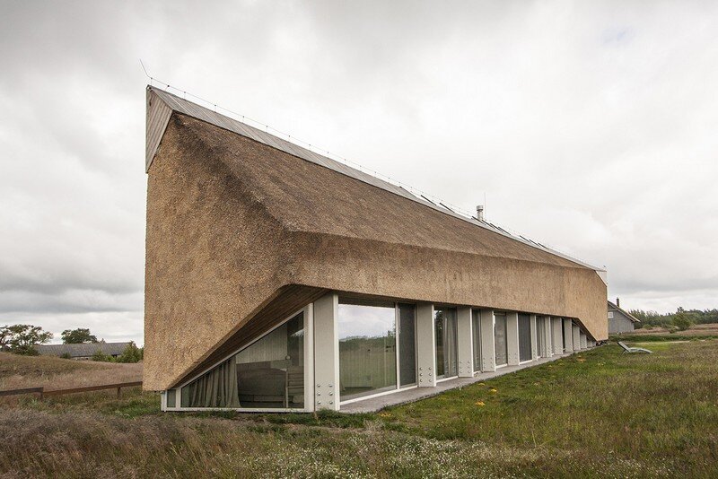 The Dune House is a Sharp Linear Structure with a Facade of Straw