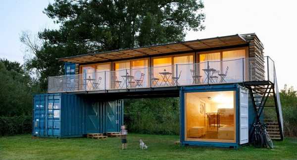 Small Mobile Hotel Made From Shipping Containers / ARTIKUL Architects