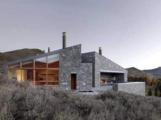 Sun Valley House with Exposed Granite and Tough Geometry Form