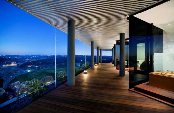 Hilltop Residence Offers a 180-degree View of Lake Austin
