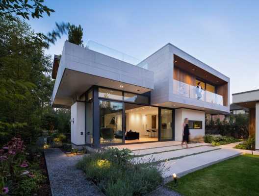 Vancouver House with Ample Garden and Courtyard Spaces