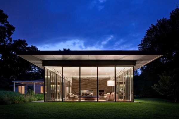 1950 Ranch House in New York Gets a Transparent Pavilion Extension
