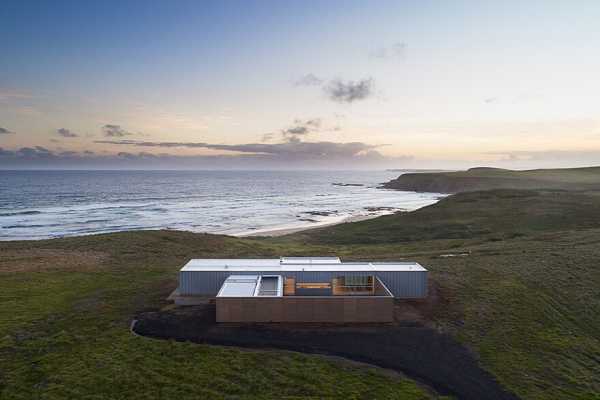 Phillip Island House is an Architectural Solution for an Exposed Coastal Site