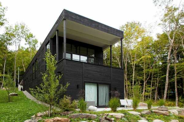 Cedar Cottage for Ski Weekends / Paul Bernier Architecte