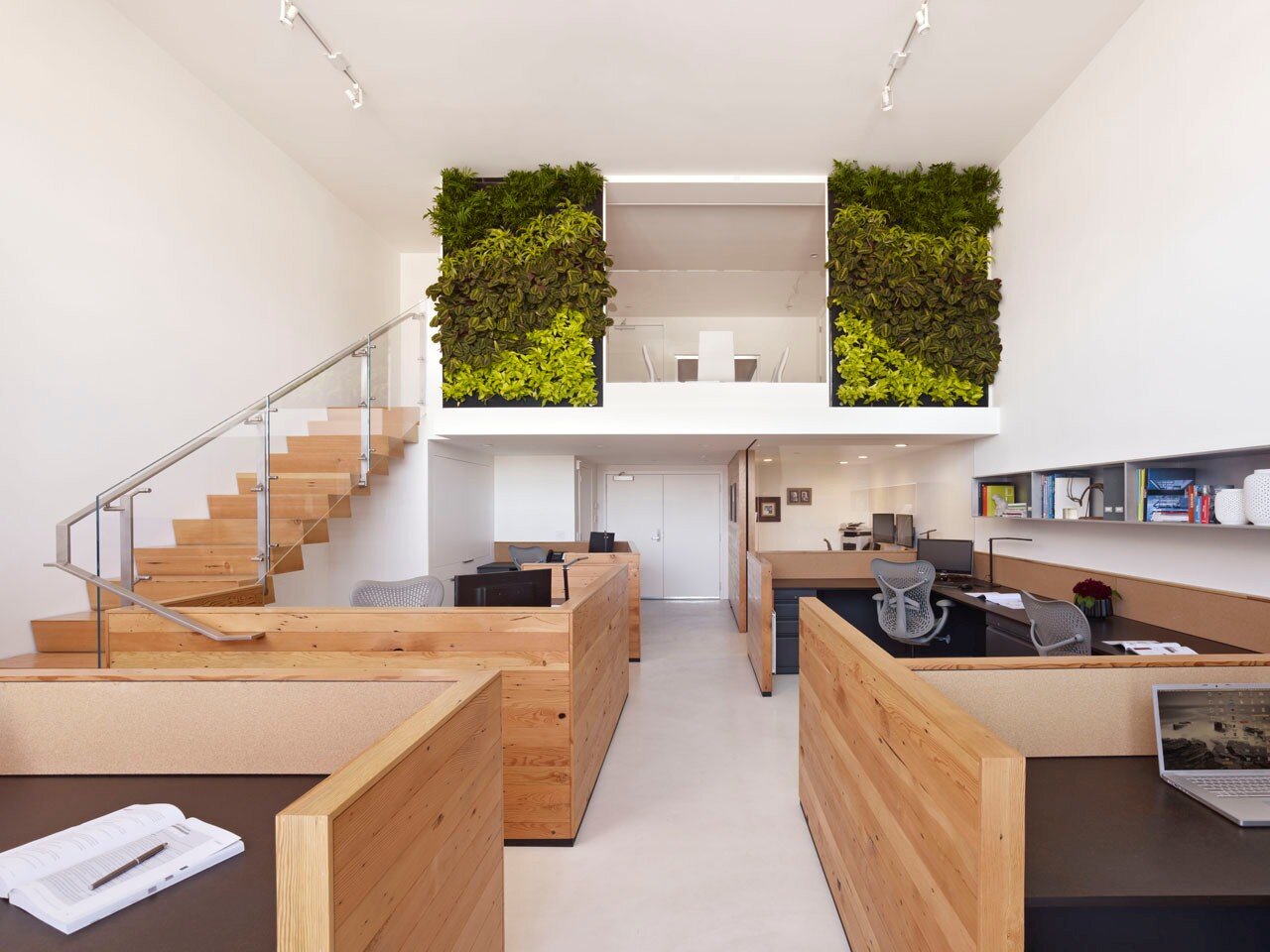 An eco-friendly design and a fresh look in the offices Jones Haydu 