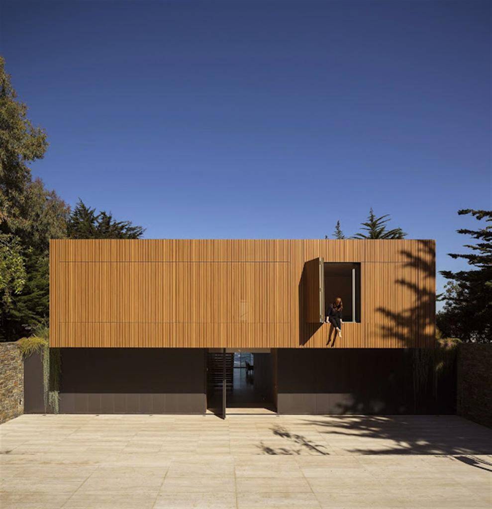 Casa Rocas: Harmonious Architecture and Magnificent View