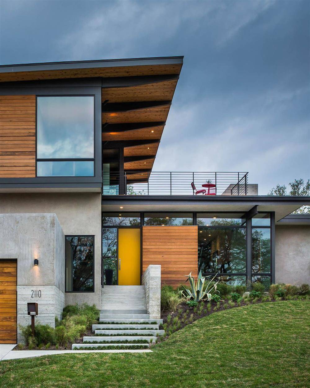 Modern architecture and spacious roof deck Barton Hills house - HomeWorldDesign (1)
