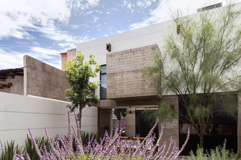 Old building transformed into a contemporary residence - Chihuahua, Mexico (3)