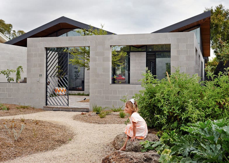 This One Y House Creates An Outdoor Room In Its Front Yard This Single Y House Creates An Outdoor Room In Its Front Yard