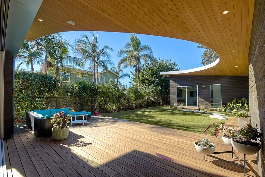 California Coastal Home with an Original and Bold Curvilinear Roof 17