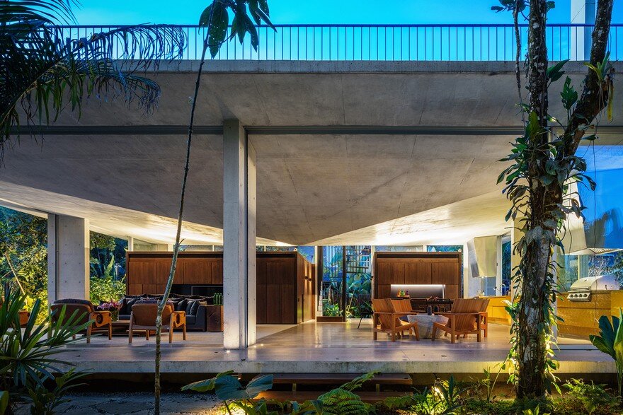 Itamambuca Beach House Surrounded by a Dense and Rich Rainforest Vegetation 14