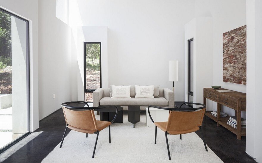 This Monolithic House Evoke the Vernacular of the American Southwest Interpreted by Modernism 21