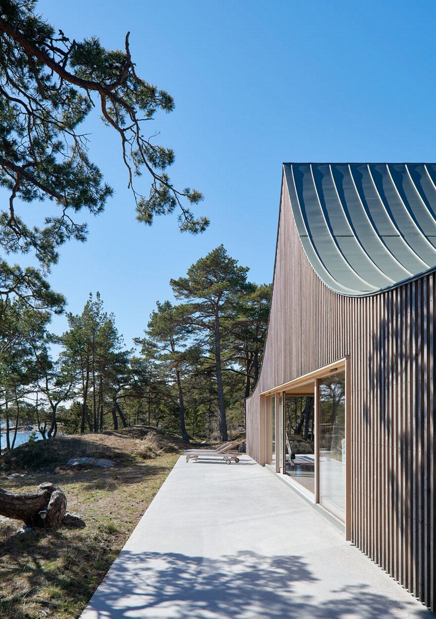 This Scandinavian Wooden House Has a Tent-Like Roof Over a Generous Interior Space 4
