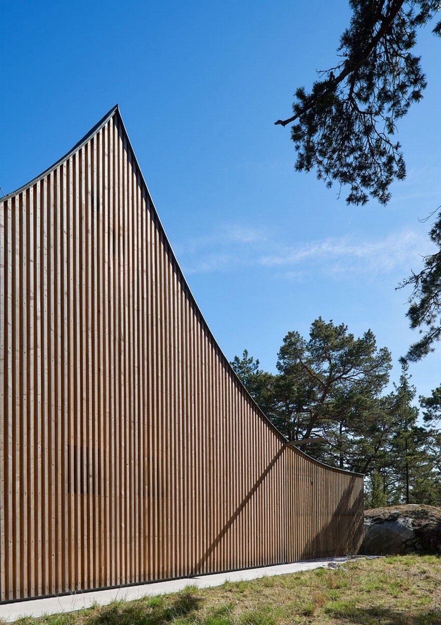 This Scandinavian Wooden House Has a Tent-Like Roof Over a Generous Interior Space 14