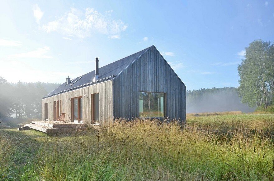 oblong-house-is-designed-to-sit-naturally-in-the-open-field-landscape