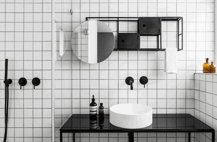 Minimalist Interior Showcased by Black & White Apartment in Tel Aviv 14