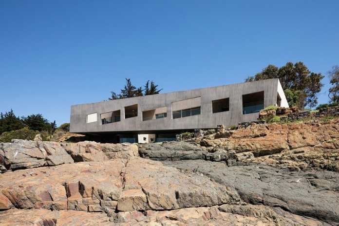 Chilean Concrete Residence Adorning a Steep Slope: Bahia Azul House