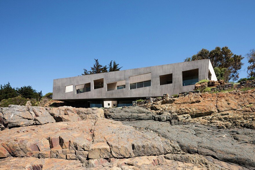 Concrete Chilean Residence Adorning a Steep Slope Bahia Azul House 17