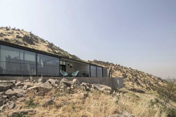 Imposing Chilean GZ House Offering Stunning Panoramic Views of the Chicureo Valley