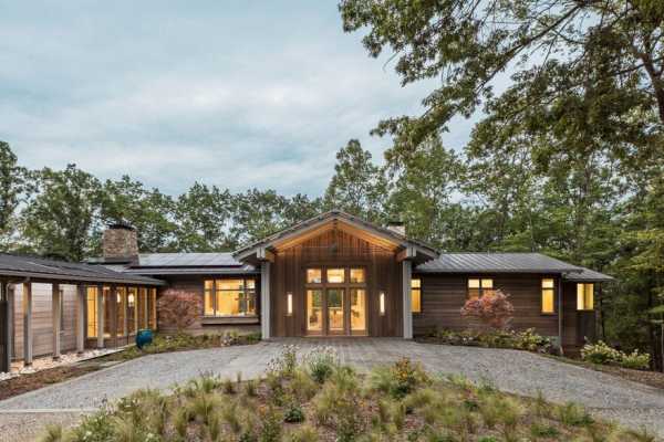 Mill Spring Relaxing Retreat in North Carolina / Samsel Architects