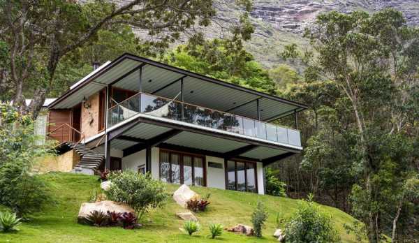Modern Brazilian Retreat Embracing Transparency and Open Spaces