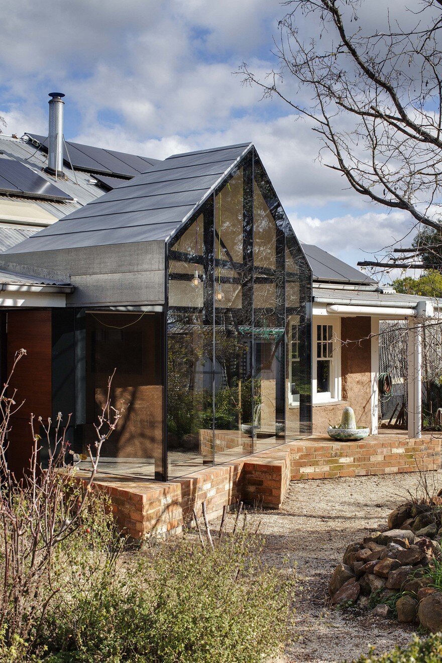 Modern Glass Extension Upgrading Mud Brick House in Victoria