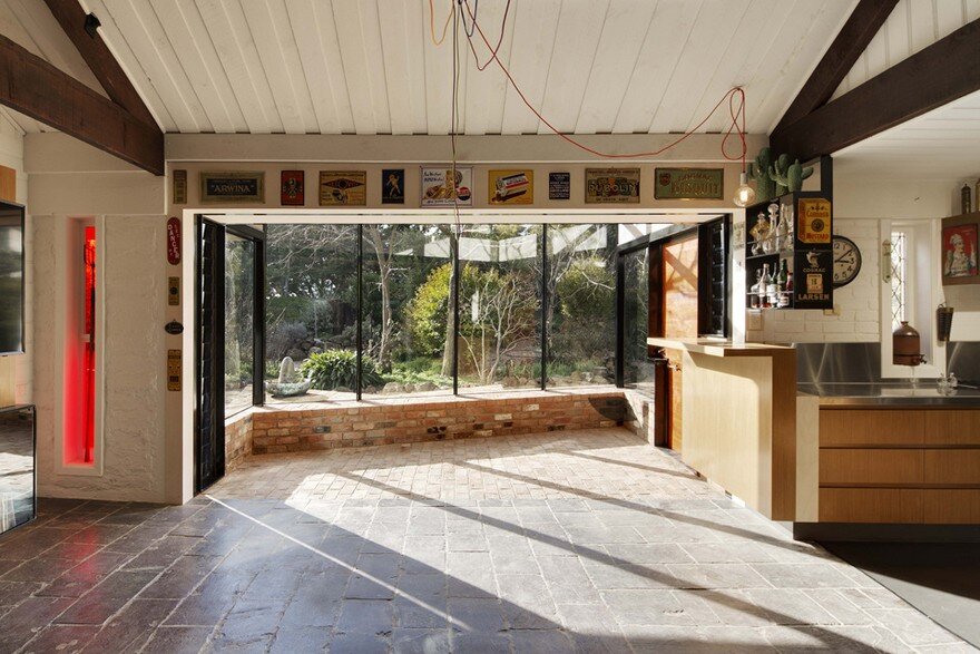 Modern Glass Extension Upgrading Mud Brick House in Victoria 6