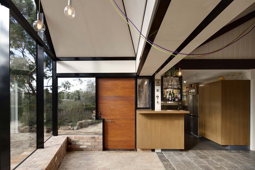 Modern Glass Extension Upgrading Mud Brick House in Victoria 7