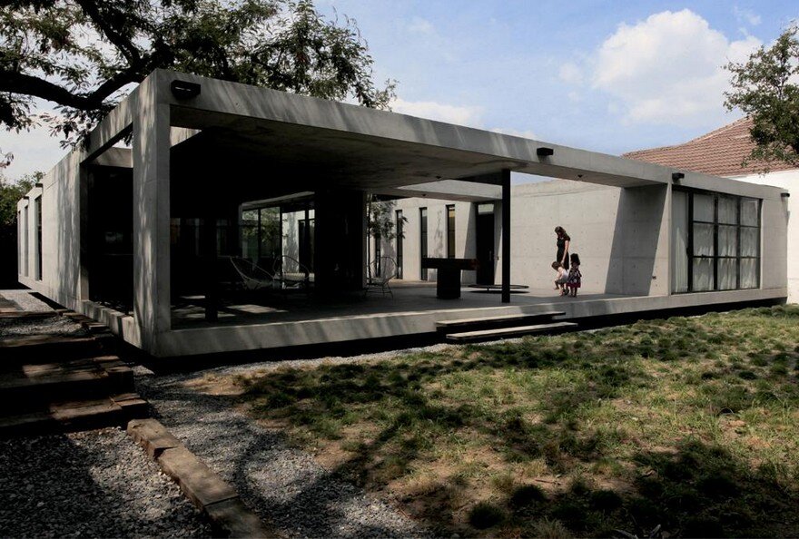 Rectangular Concrete House with an Interior Courtyard in Monterrey 1