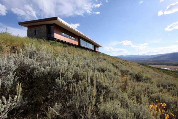 Ridgeline Residence / Welch Hall Architects